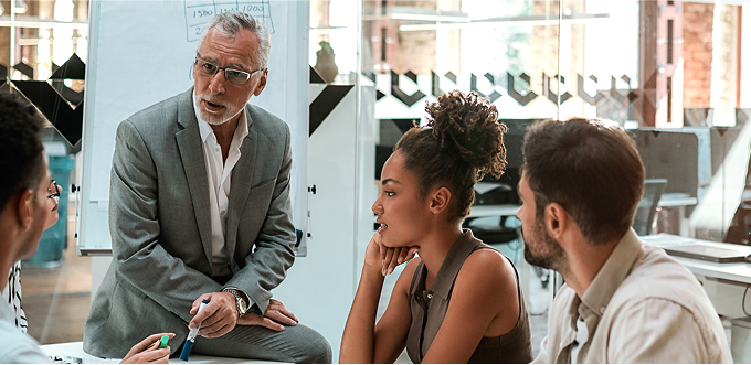 Réunion de travail entre consultants et collaborateurs en entreprise, échange autour d’une stratégie énergétique et de l’optimisation des coûts professionnels