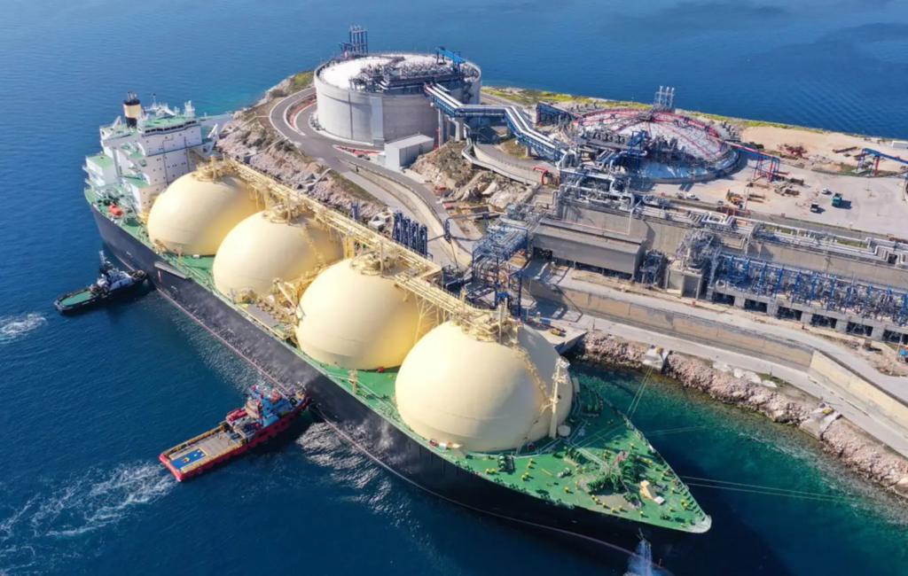 Bateau transportant du GNL, amarré au port