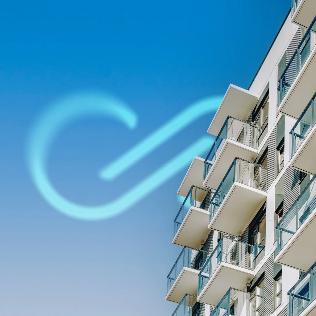 Immeuble avec du ciel bleu.