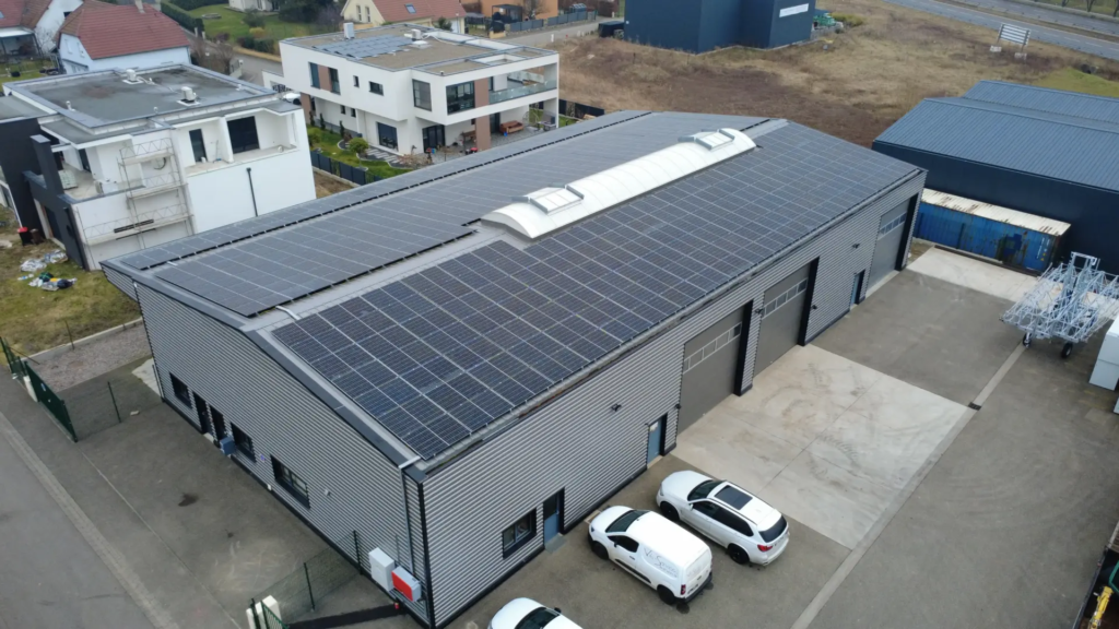 Bâtiment industriel équipé de panneaux photovoltaïques en toiture