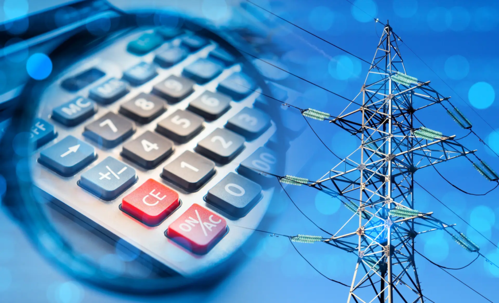 Calculatrice et pylône électrique symbolisant le calcul des coûts de l’électricité