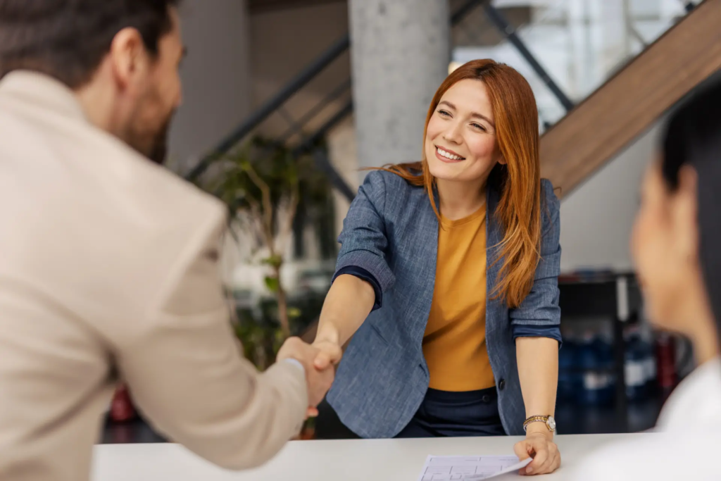 Un homme et une femme se serrant la main pour symboliser la négociation et la conclusion d’un contrat d’énergie professionnel.