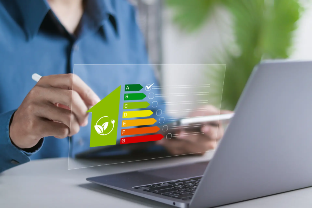 Personne face à un écran virtuel affichant une échelle de performance énergétique, symbolisant la réglementation énergétique des bâtiments.