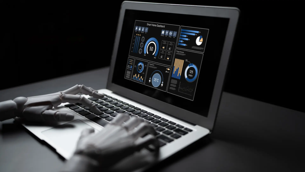 Mains sur un clavier d’ordinateur affichant un tableau de bord énergétique, symbolisant le pilotage automatisé des bâtiments dans le cadre du décret BACS.