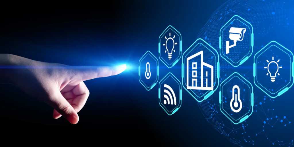 Main pointant vers des icônes énergétiques sur un écran virtuel, symbolisant la gestion technique des bâtiments et le pilotage intelligent des installations.