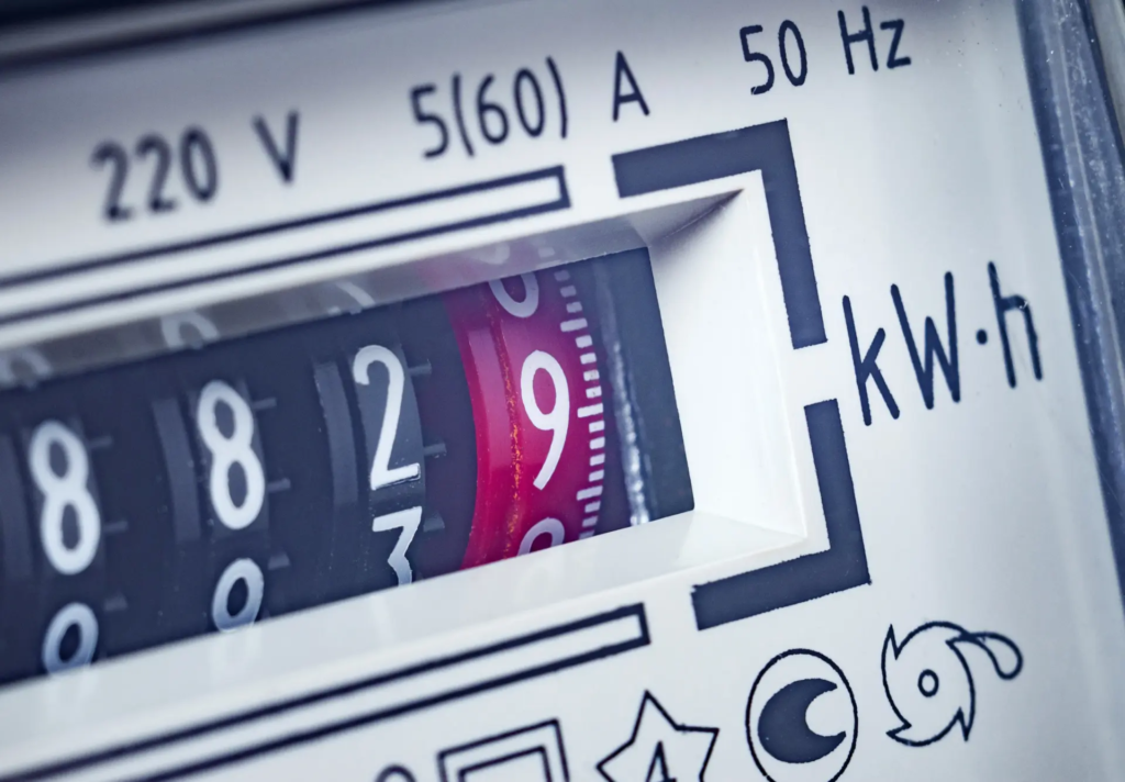 Compteur d’électricité figurant la consommation en kWh.
