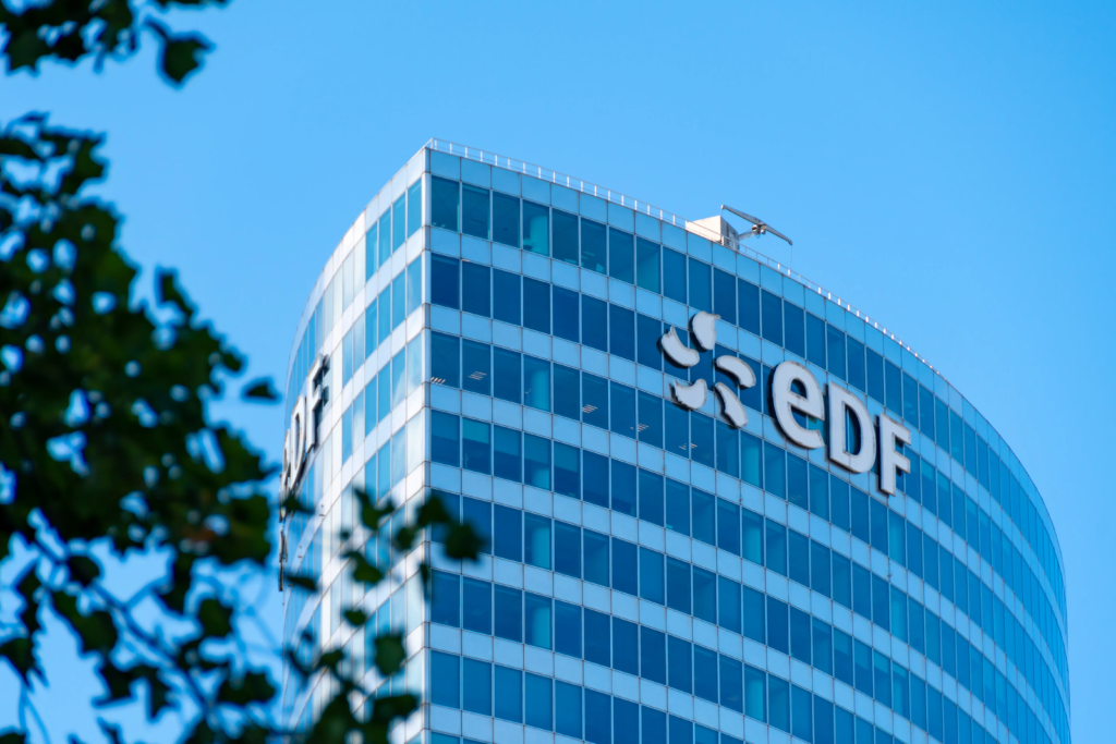Siège du groupe EDF, immeuble de bureaux vitré avec logo EDF, illustrant le principal producteur et fournisseur d’électricité en France