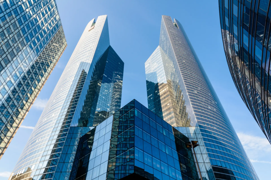 Gratte-ciel de bureaux illustrant les bâtiments tertiaires soumis aux obligations du décret tertiaire.