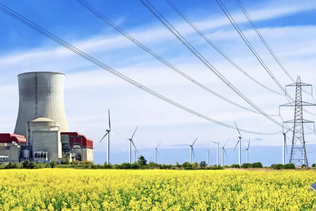 Centrales nucléaires, éoliennes, panneaux solaires et lignes électriques illustrant le mix énergétique