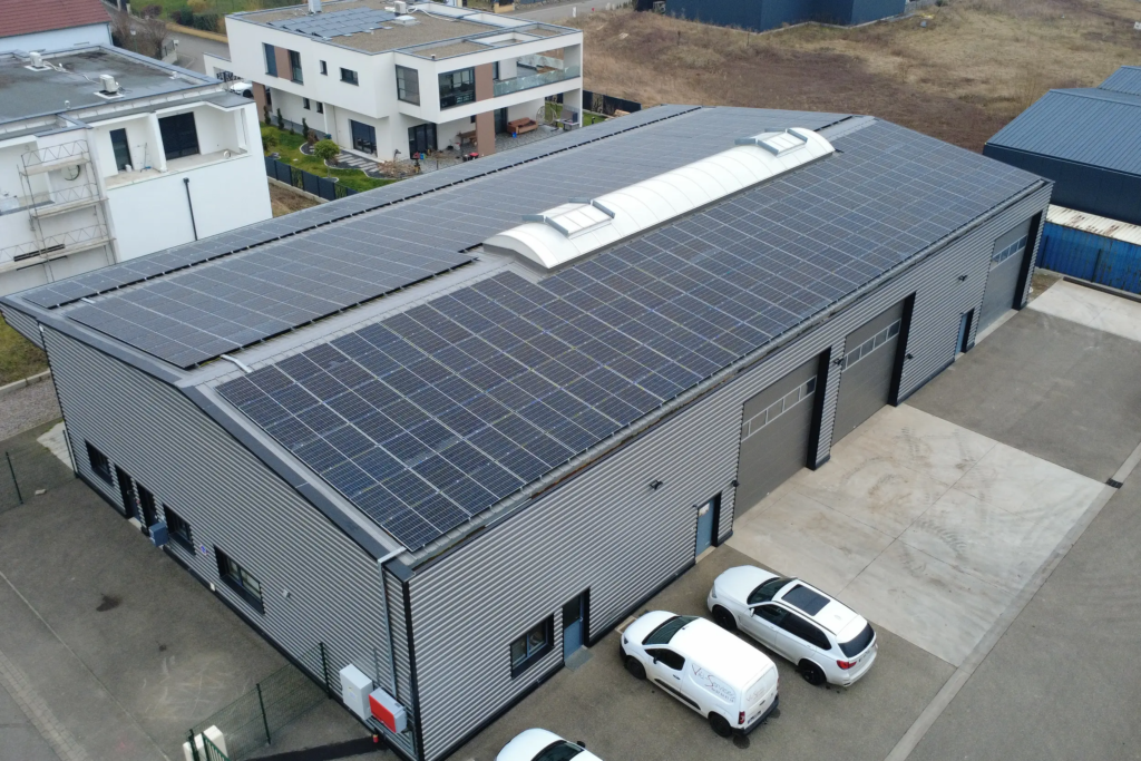 Bâtiment industriel équipé de panneaux photovoltaïques en toiture
