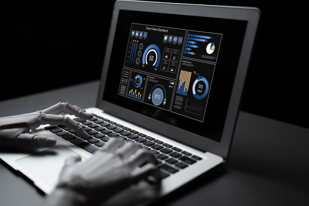 Mains sur un clavier d’ordinateur affichant un tableau de bord énergétique, symbolisant le pilotage automatisé des bâtiments dans le cadre du décret BACS.