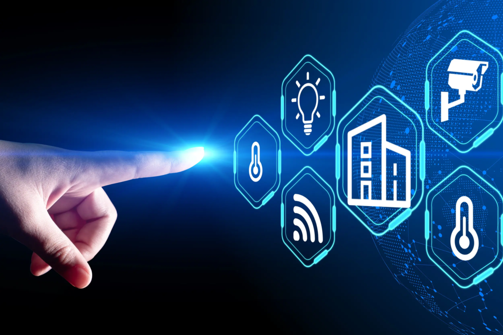 Main pointant vers des icônes énergétiques sur un écran virtuel, symbolisant la gestion technique des bâtiments et le pilotage intelligent des installations.