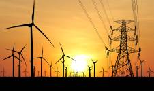 Pylônes électriques et éoliennes symbolisant la production et le transport d’énergie en France, en lien avec la CSPE 2026 et la fiscalité énergétique.