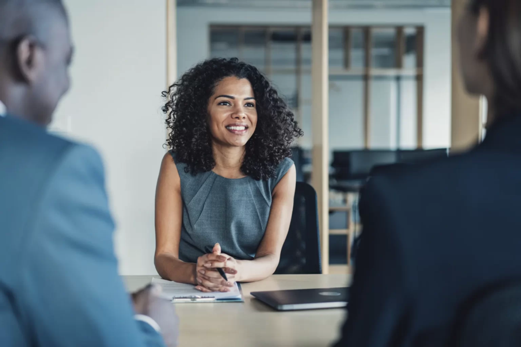 Un courtier en énergie présentant à une entreprise différentes offres de contrats d’électricité et de gaz, en comparant prix et conditions.