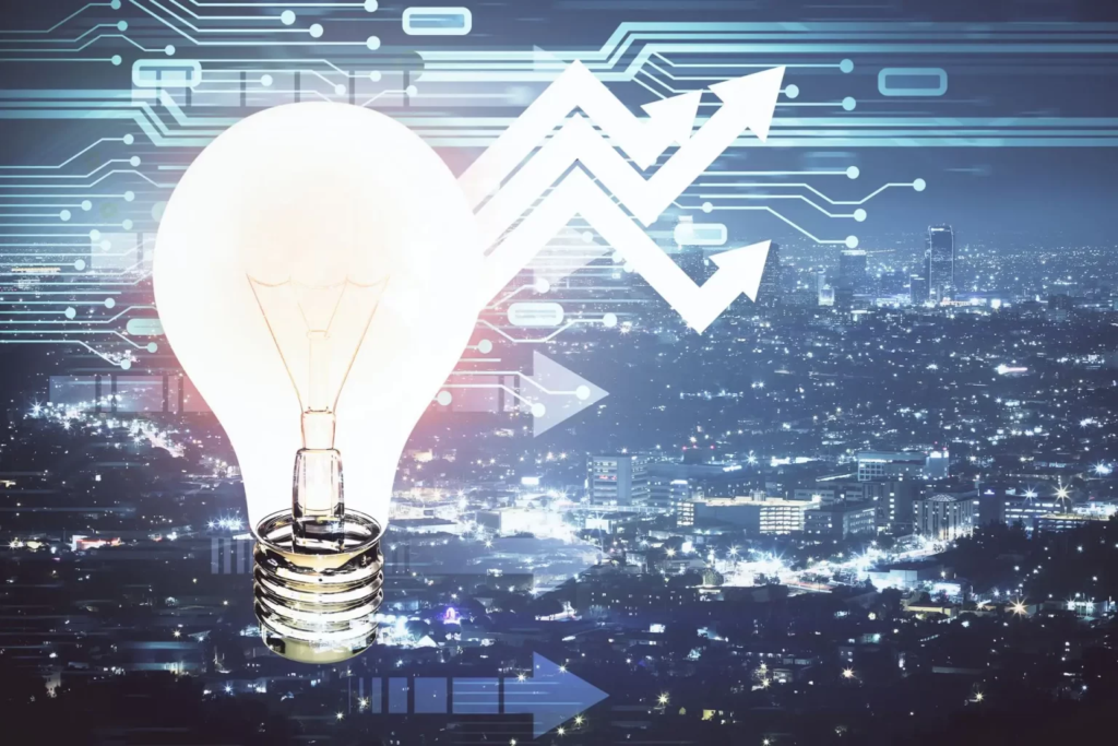 Ampoule symbolisant l’énergie avec une ville éclairée en arrière-plan et des flèches représentant l’évolution des prix de l’électricité.