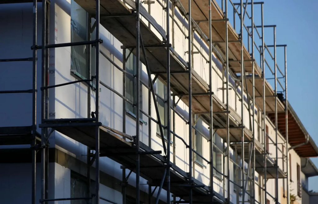 Façade d’immeuble en rénovation avec échafaudages, illustrant des travaux éligibles aux Certificats d’Économies d’Énergie (CEE).