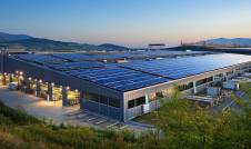 Usine moderne équipée de panneaux photovoltaïques en toiture, symbole de la décarbonation industrielle et de l’efficacité énergétique.