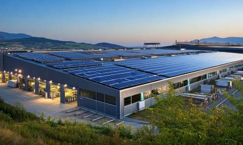 Usine moderne équipée de panneaux photovoltaïques en toiture, symbole de la décarbonation industrielle et de l’efficacité énergétique.
