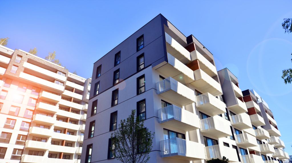 Immeuble résidentiel collectif récent avec balcons, illustrant les enjeux énergétiques et réglementaires des bâtiments d’habitation