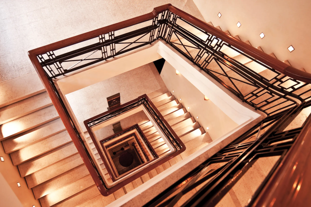 Cage d'escalier d'une copropriété illustrant la nécessité de contrats d'énergie dédiés aux parties communes