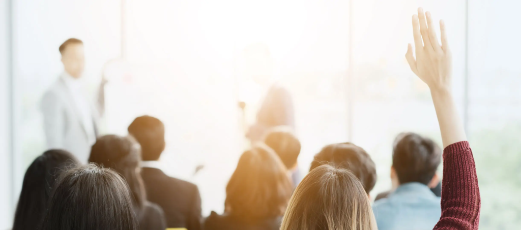 Assemblée de copropriétaires posant des questions sur ses contrats d'énergie
