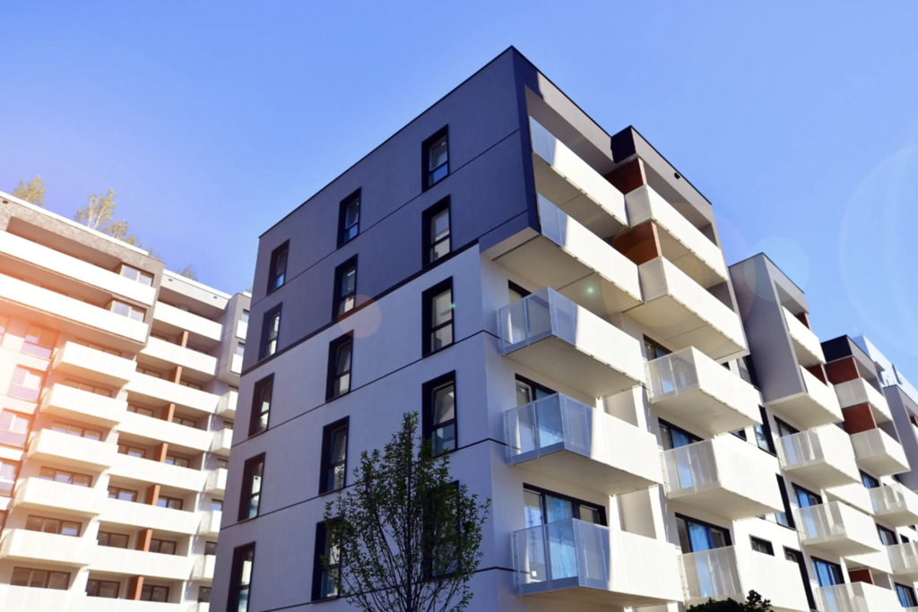 Immeuble résidentiel collectif récent avec balcons, illustrant les enjeux énergétiques et réglementaires des bâtiments d’habitation