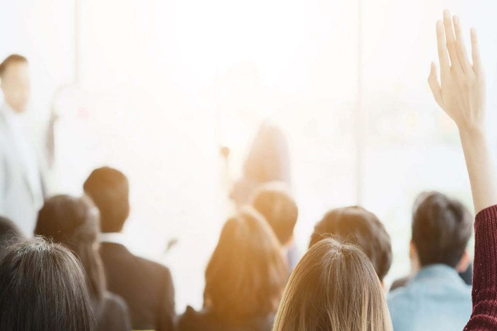 Assemblée de copropriétaires posant des questions sur ses contrats d'énergie