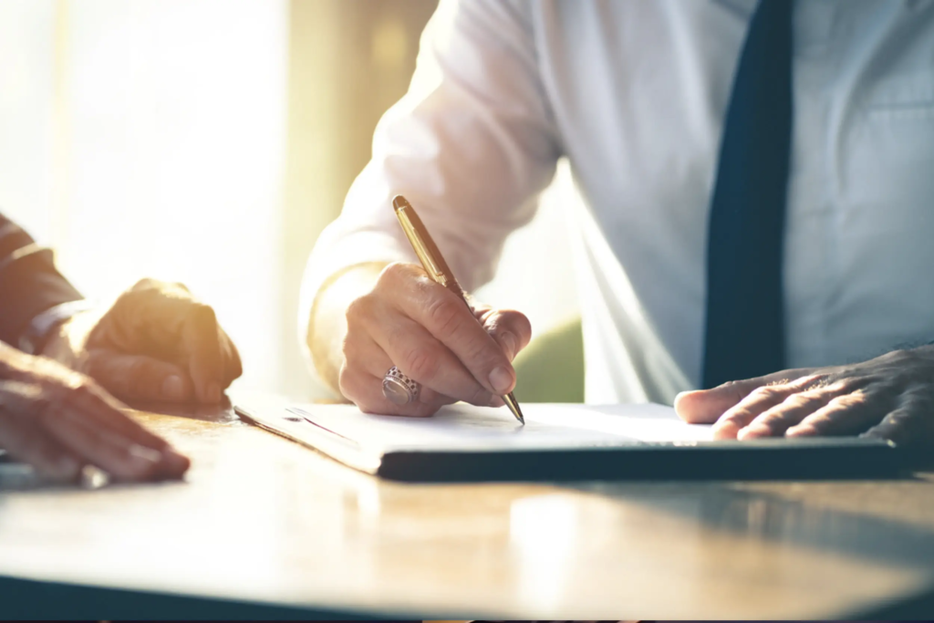 Signature d’un document lors d’un échange professionnel