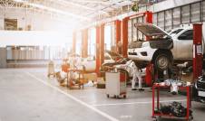 Technicien dans un atelier automobile optimisant les équipements pour réduire la facture d’énergie du garage.