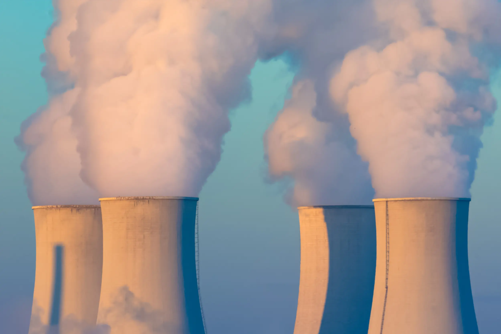 Centrale nucléaire en activité, avec de la vapeur s’échappant des cheminées