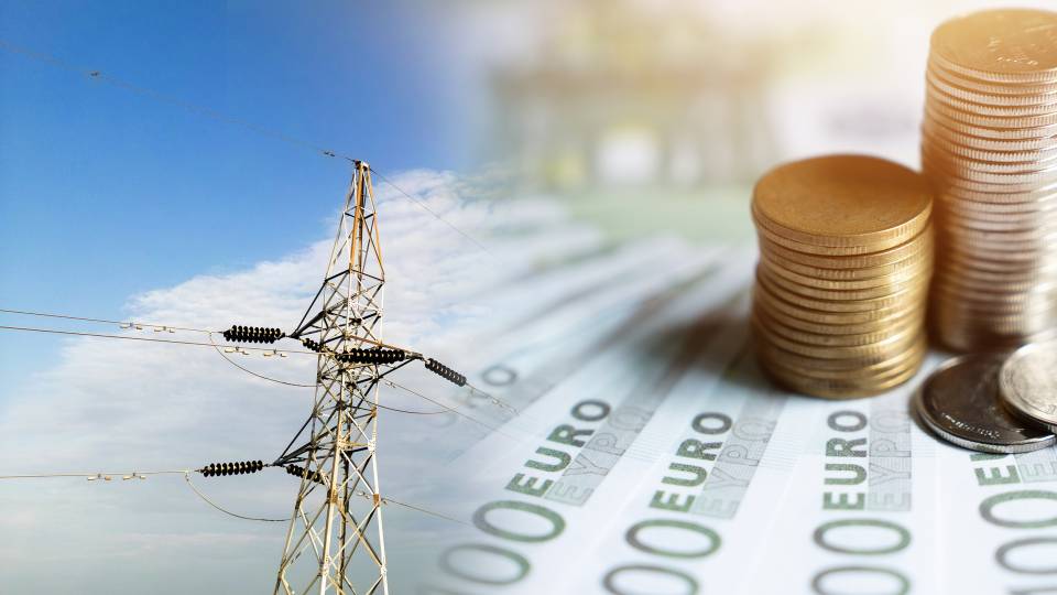 • Lignes électriques à haute tension et billets et pièces en euros, symbolisant l’investissement nécessaire pour la modernisation et l’intégration du réseau.