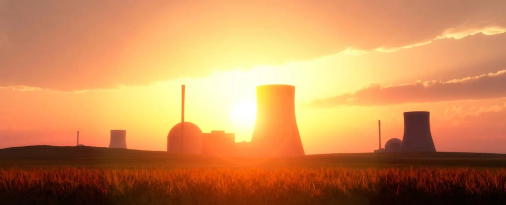 Vue d’une centrale nucléaire française avec installations industrielles, illustrant les enjeux de maintenance et de disponibilité analysés par la Cour des comptes.