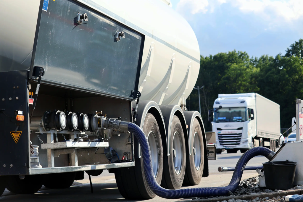 Camion-citerne livrant du fioul dans une installation professionnelle, illustrant la consommation de combustibles fossiles concernée par l’ETS2.