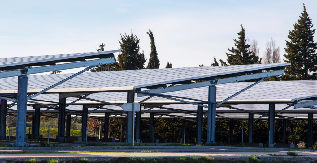 Ombrière solaire photovoltaïque installée sur un parking extérieur conformément à la loi APER