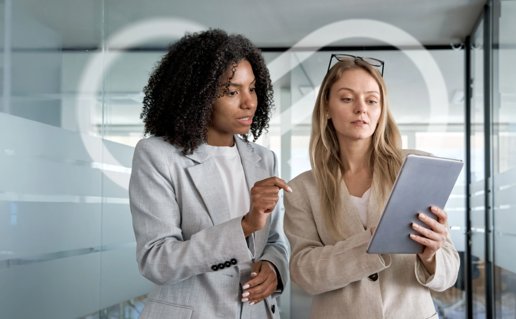 S’informer sur l’énergie en entreprise : deux professionnelles analysent des données énergétiques sur tablette pour orienter leurs décisions"