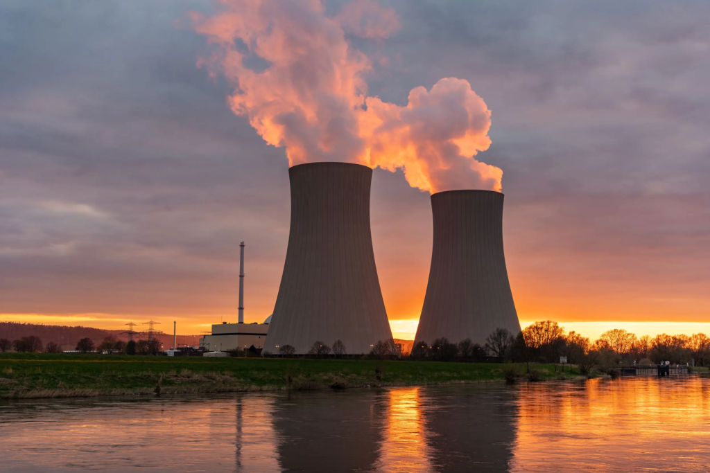 Coucher de Soleil sur une centrale nucléaire, Illustration de la fin de l’ARENH et de l’évolution des contrats d’électricité pour les entreprises