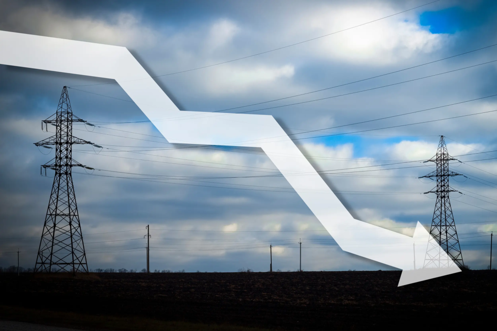 Paysage traversé par des pylônes électriques, avec une courbe fléchée descendante symbolisant la baisse des prix de l’énergie