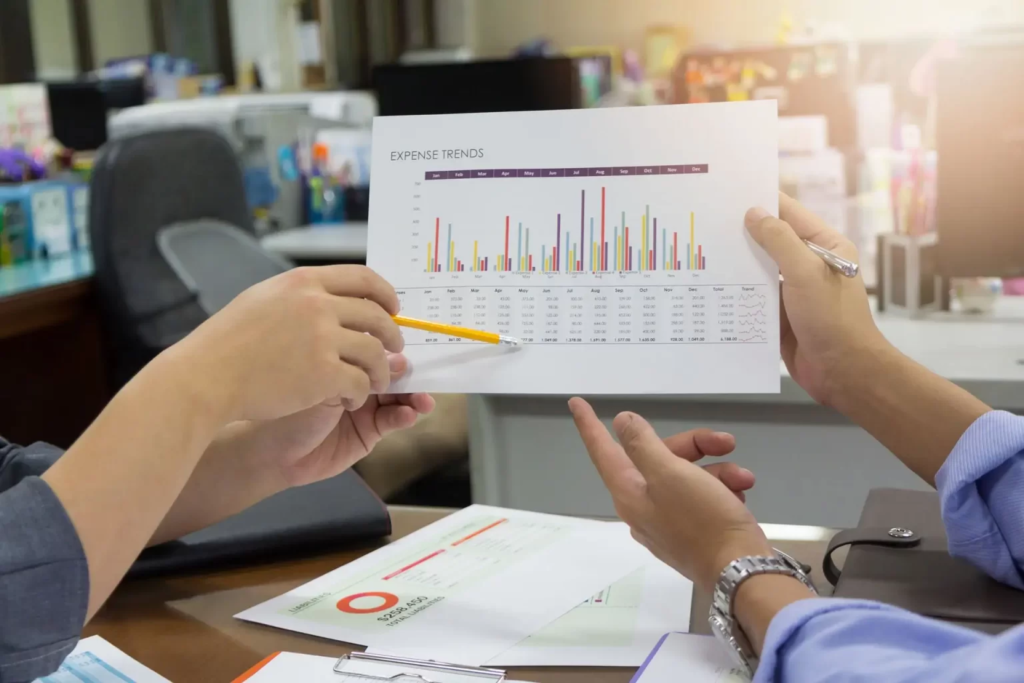 Des personnes examinant un graphique d'évolution des prix, illustrant l'évolution des prix de l'électricité sur 10 ans