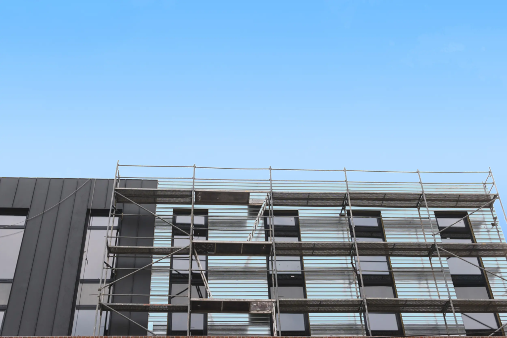 Travaux d’isolation thermique par l’extérieur sur un bâtiment tertiaire, avec échafaudage financé par le dispositif CEE