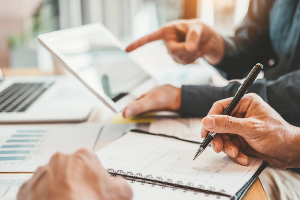 Comparaison des offres d’électricité pour entreprises sur tablette avec analyse graphique et prise de notes