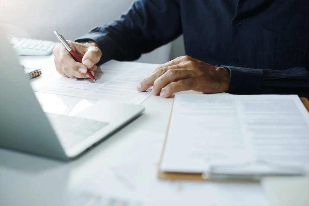 Lecture et analyse d’un contrat d’énergie par un responsable achats avec documents contractuels et graphiques tarifaires.