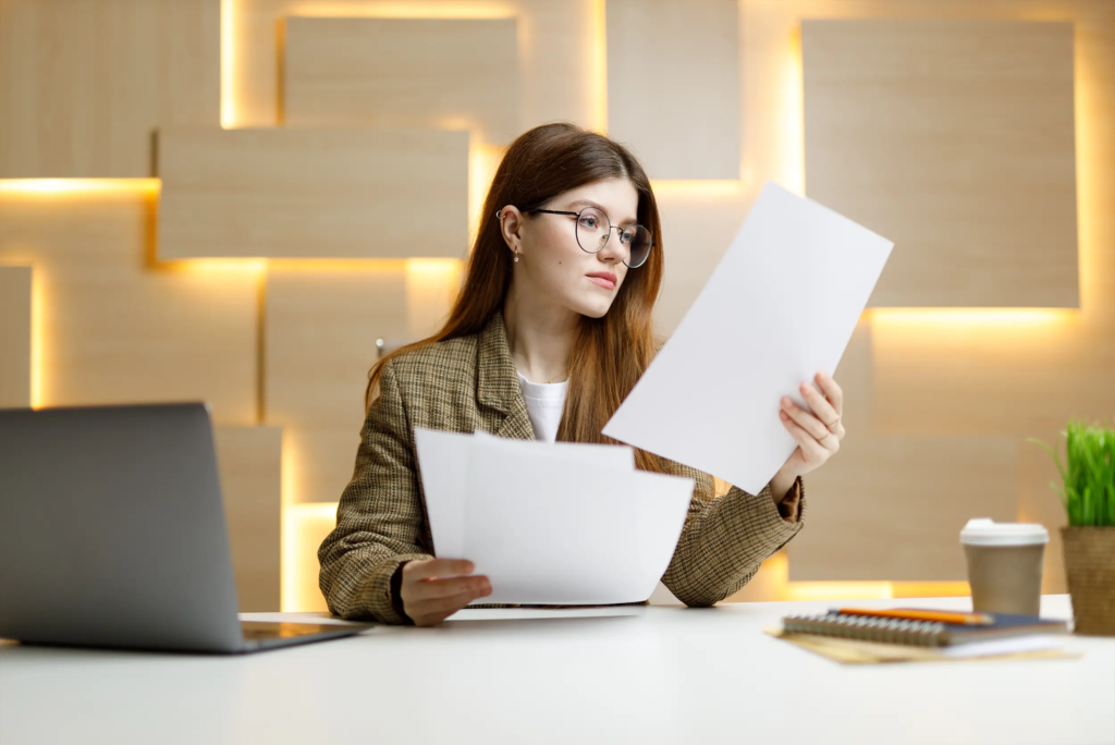 Responsable d’entreprise analysant une facture d’électricité avec mise en évidence des postes fourniture, TURPE, taxes et consommation