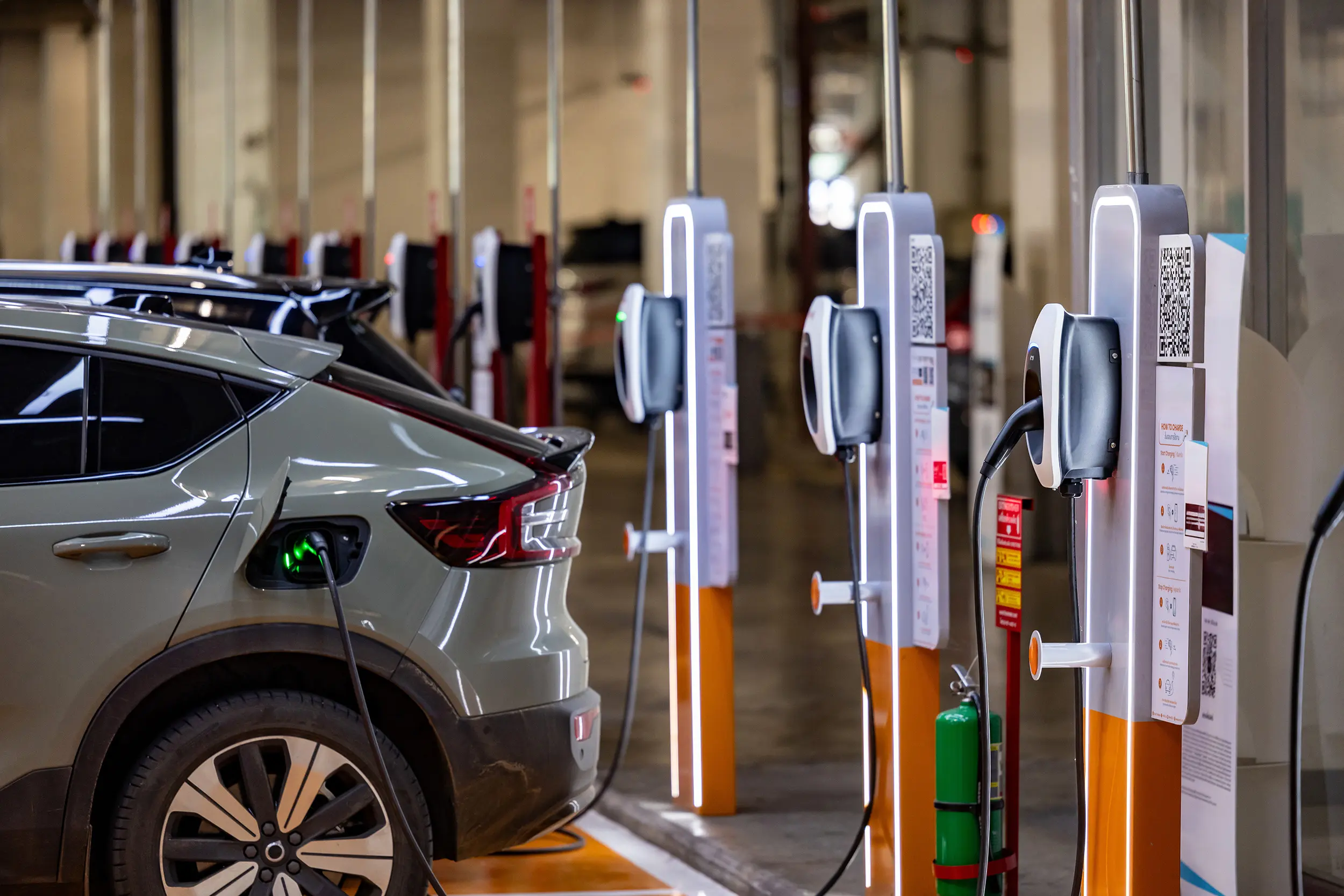 Photo d’un parking souterrain équipé de bornes de recharge en copropriété, avec plusieurs places de stationnement prééquipées ou raccordables.