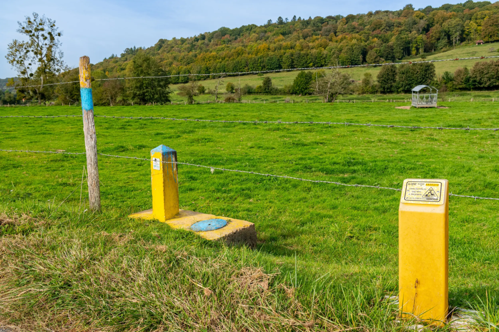 Borne GRDF signalant un réseau de gaz souterrain en bord de route financé par l'ATRD7 gaz