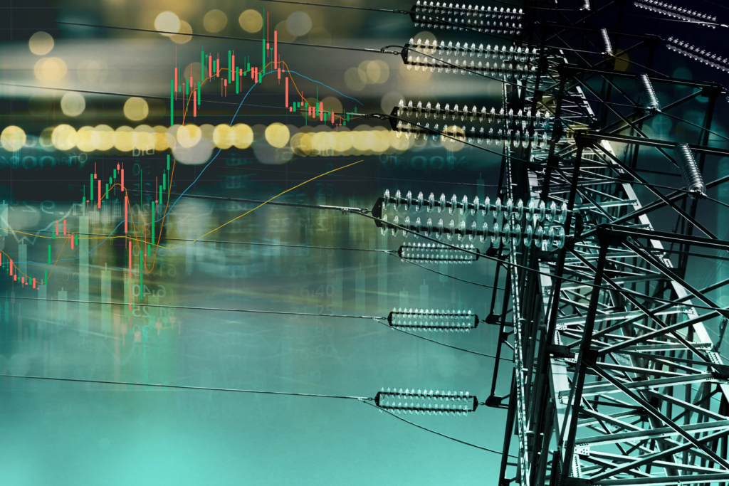 Pylône électrique sur fond de courbes de prix de l’énergie illustrant le pilotage d’un contrat bloc spot.