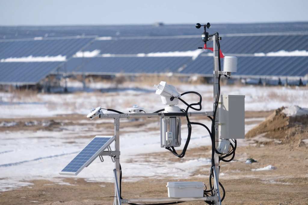 Vue d’une station météo et d’un parc photovoltaïque, illustrant l’impact de la météo sur le prix spot électricité