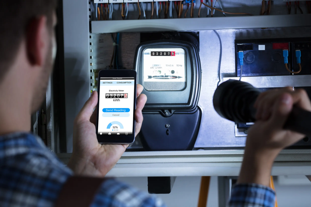 Agent relevant le compteur d’une entreprise avant un déménagement professionnel, en vue de résilier son contrat Engie