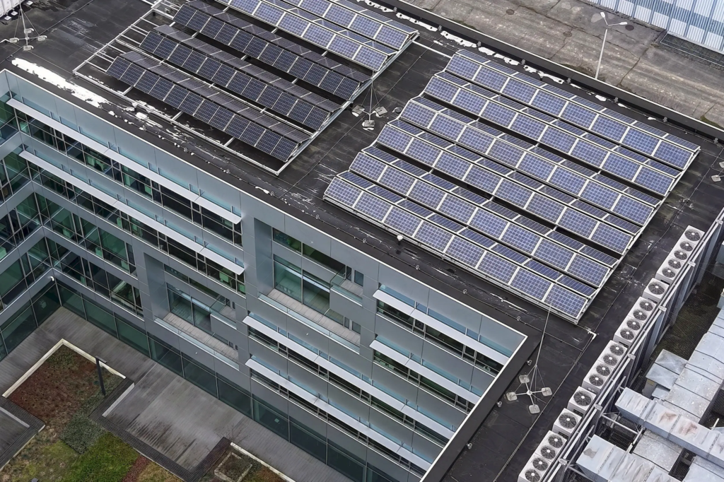 Bâtiments tertiaires solarisés illustrant le bilan OPERAT 2026 qui confirme une baisse de 26 % des consommations d’énergie.
