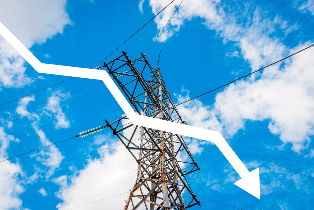 Courbe descendante sur fond de pylône électrique illustrant les prix négatifs de l’électricité
