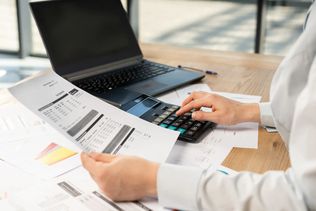 Professionnel analysant une facture d’électricité pour mesurer l’impact de la taxe capacité sur son contrat.